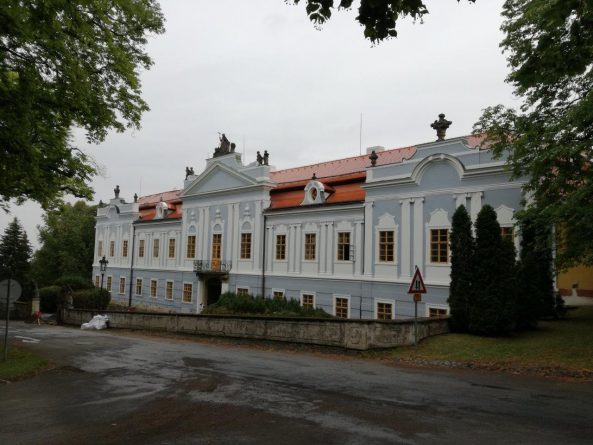 Peruc, zámek